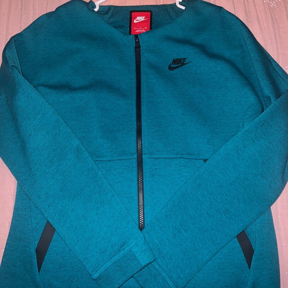 Women’s Nike tech fleece